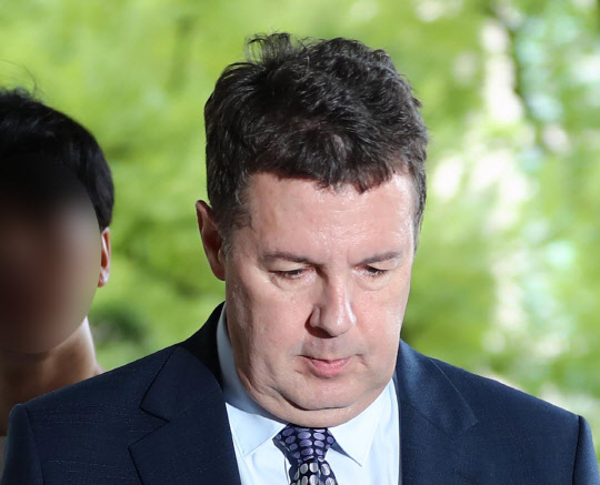 '마약 혐의' 로버트 할리, 선고공판 출석      (서울=연합뉴스) 윤동진 기자 = 마약류관리에 관한 법률 위반 혐의로 불구속 기소된 방송인 하일(미국명 로버트 할리)씨가 28일 오전 마포구 서울서부지법에서 열리는 선고공판에 출석하고 있다. 2019.8.28      mon@yna.co.kr  (끝)